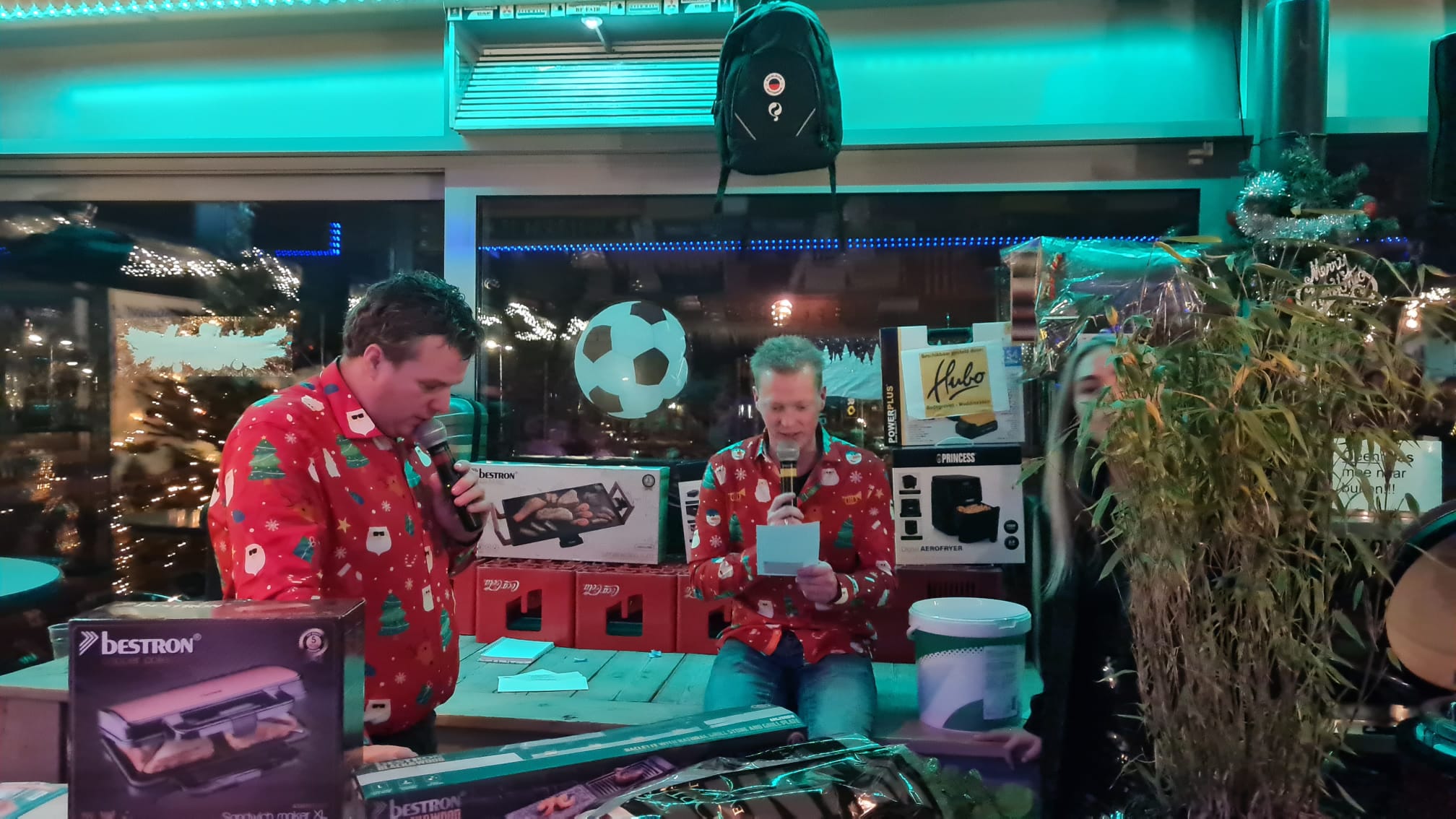 Jan Nederhof presenteert een feestbingo met microfoon