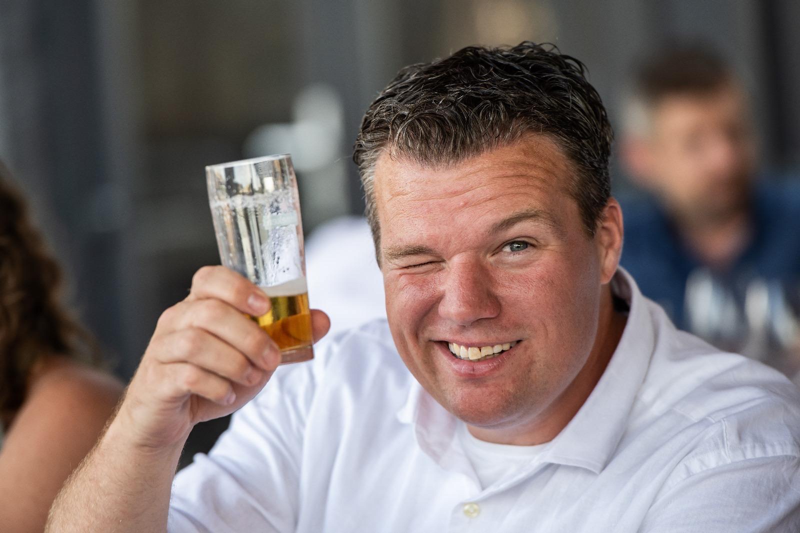 Jan Nederhof proost lachend naar de camera