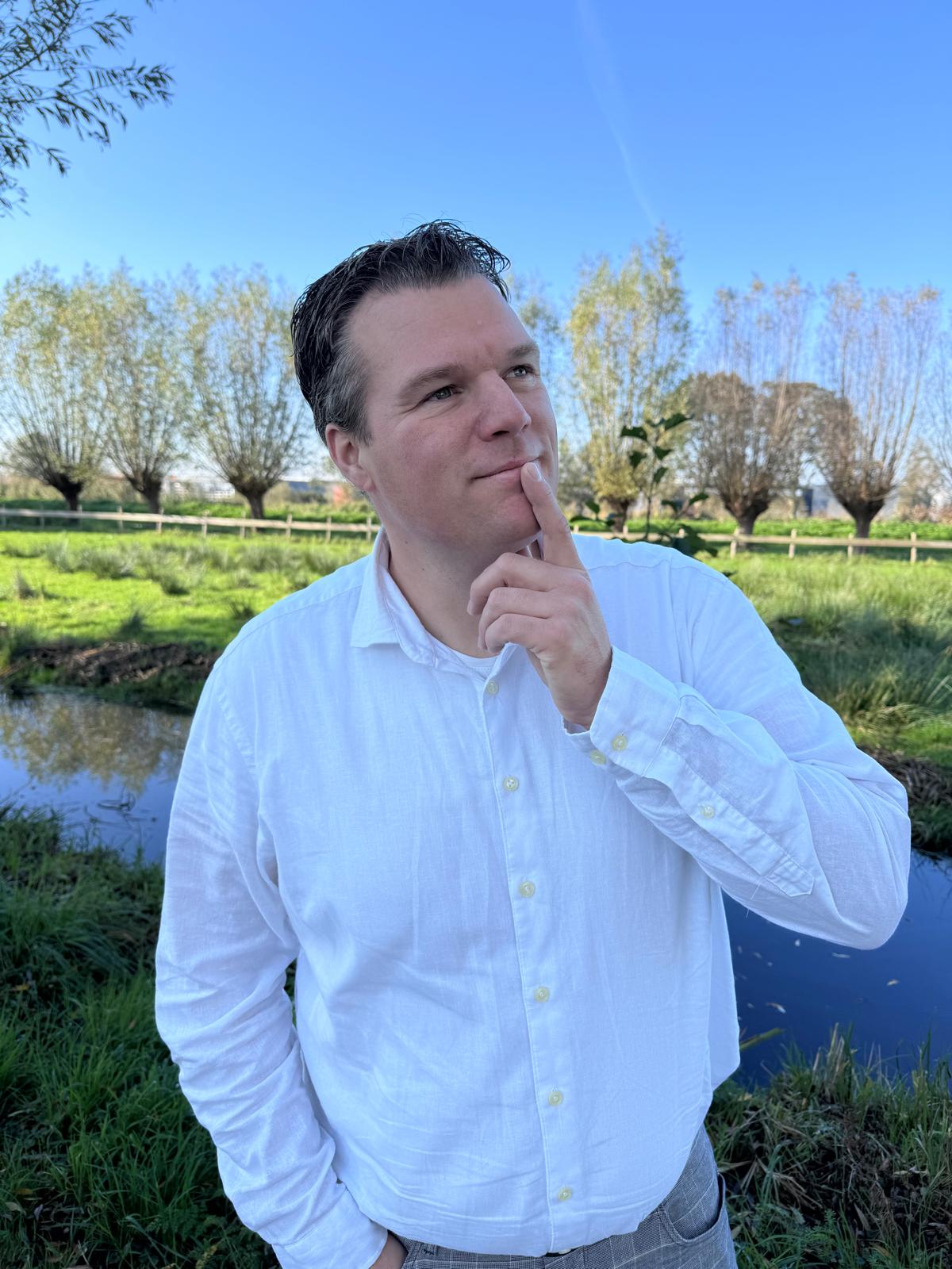 Jan Nederhof in een witte blouse in het groen